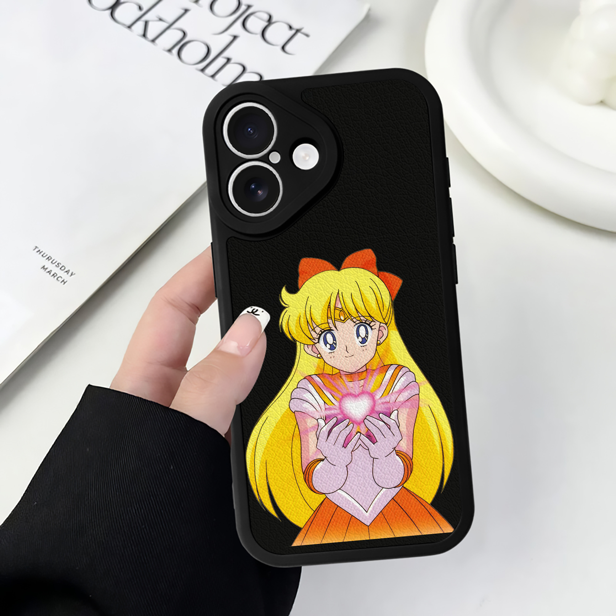（画像用） 美少女戦士セーラームーン 愛野 美奈子 あいの みなこ Sailor Moon Aino Minako 【iPhone 16シリーズ対応】シリコンスマホケース（レザー調） 材質：シリコン